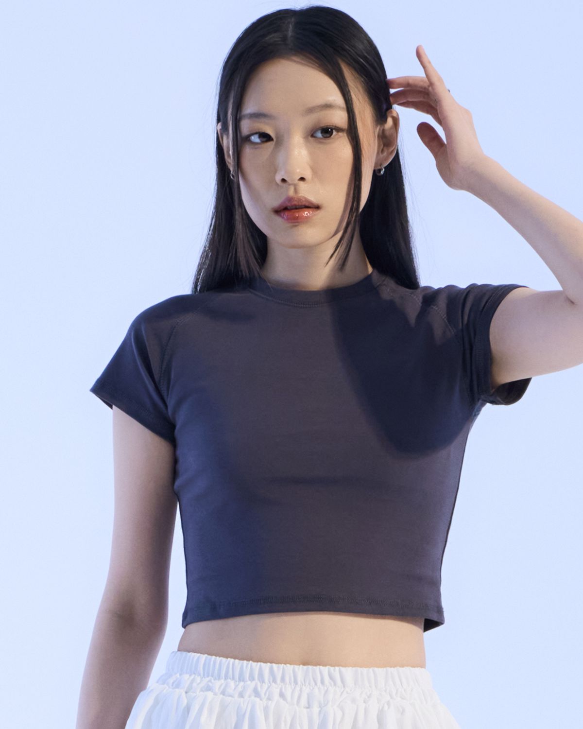 모아(MOAA) Paanel Seam Crop Tee (CHARCOAL)