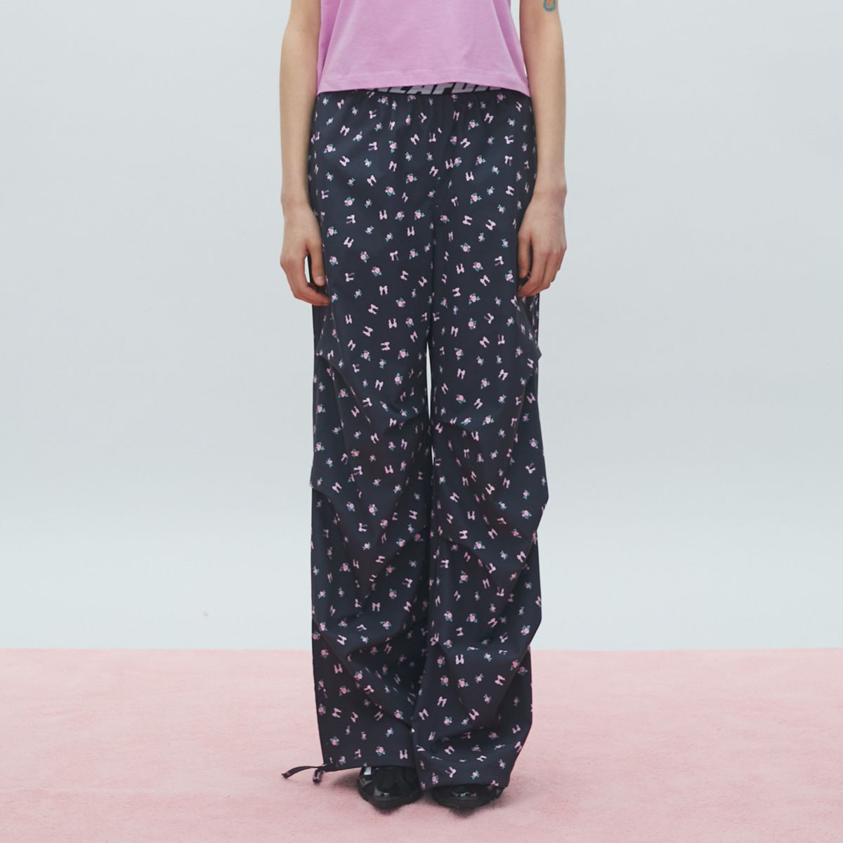 라라폭스(LALAFOX) FLOWER PRINT WIDE TRACK PANTS 나일론 트랙 팬츠 CHARCOAL BR2WP002