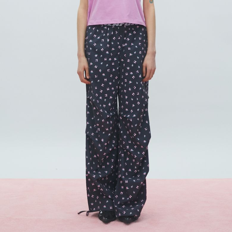 FLOWER PRINT WIDE TRACK PANTS 나일론 트랙 팬츠 CHARCOAL BR2WP002