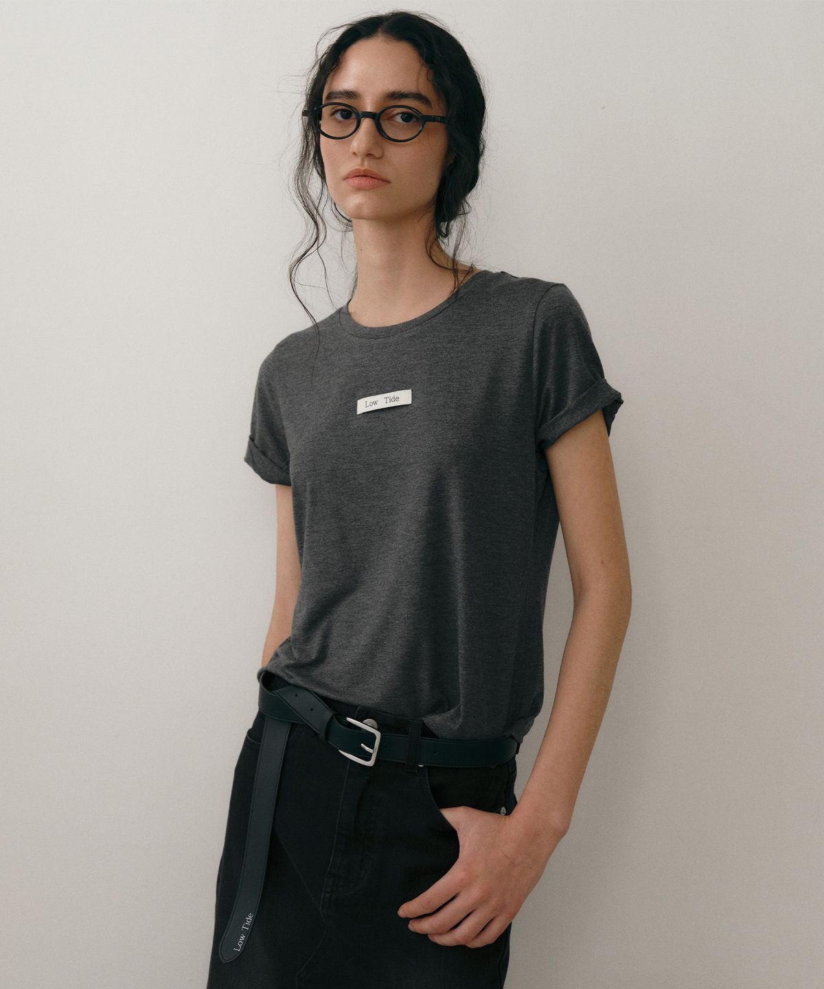 로우타이드(LOW TIDE) ROLL UP LABEL T-SHIRT [CHARCOAL]