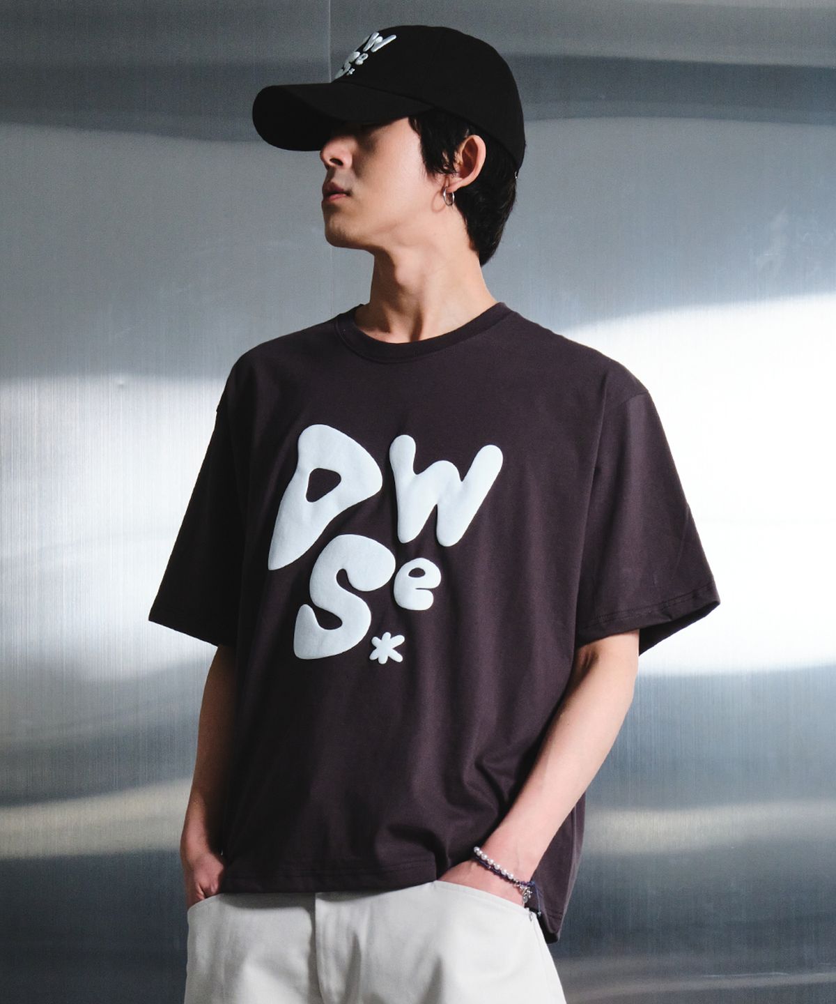 디더블유에스이(DWSE) 라운드 로고 티셔츠(차콜)