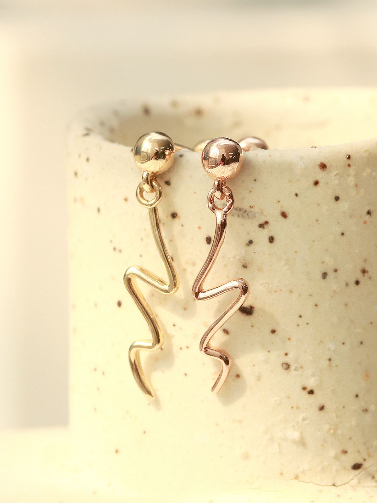 미니멀피어싱(MINIMALPIERCING) 14K 웨이브 드롭 볼 피어싱 귀걸이