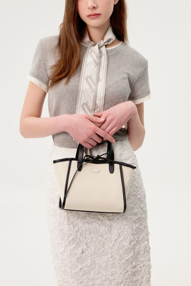 アイユーの J.ESTINA ★FASCIAキャンバスSMトートバッグ MUSINSA | J.ESTINA FASCIA Canvas SM Tote BK (JHNEHD5BS236BK270)