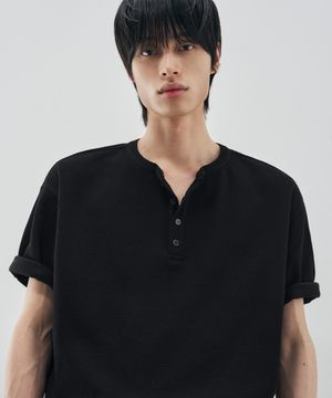 [서강준 PICK] 와플 헨리넥 하프 티셔츠 [BLACK]