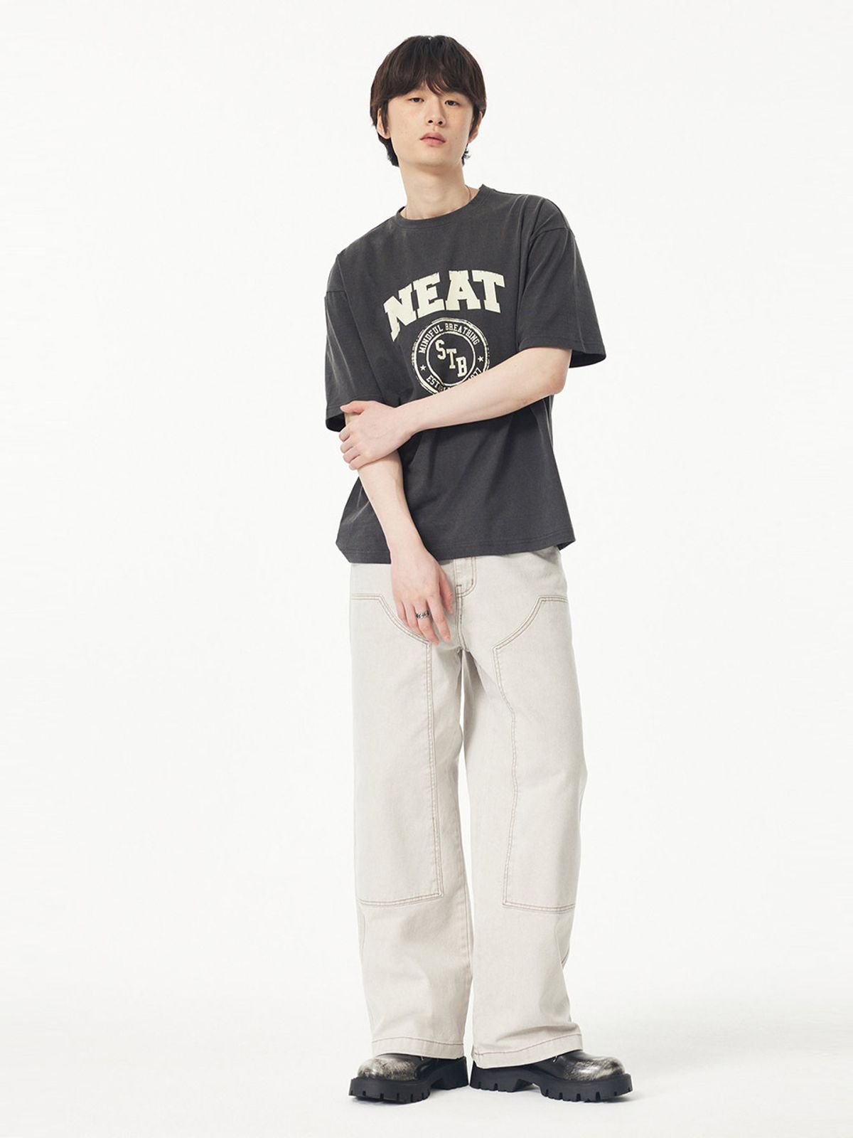 스튜디오 톰보이(STUDIO TOMBOY) [MEN] NEAT 프린트 피그먼트 티셔츠_다크 그레이 91M5222312