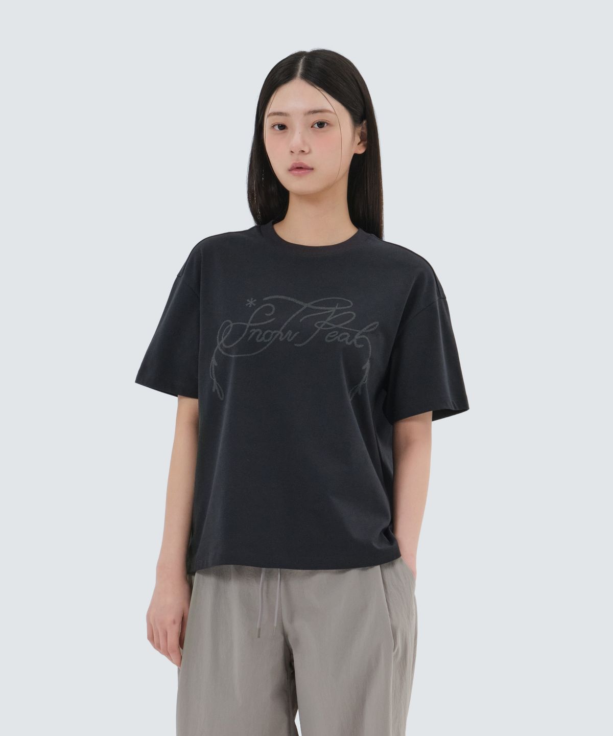 스노우피크 어패럴(SNOWPEAK APPAREL) 아스킨 여성 발포 레터링 반팔 티셔츠 (S25MWFTS87) Dark Charcoal