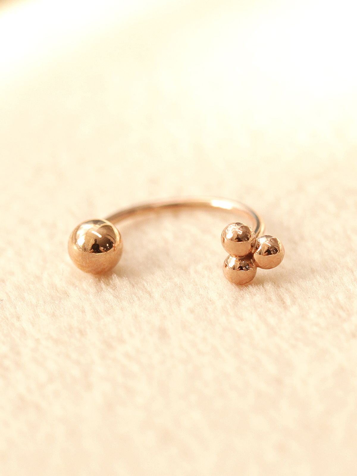 미니멀피어싱(MINIMALPIERCING) 14K 삼각볼 커브 링 피어싱 귀걸이