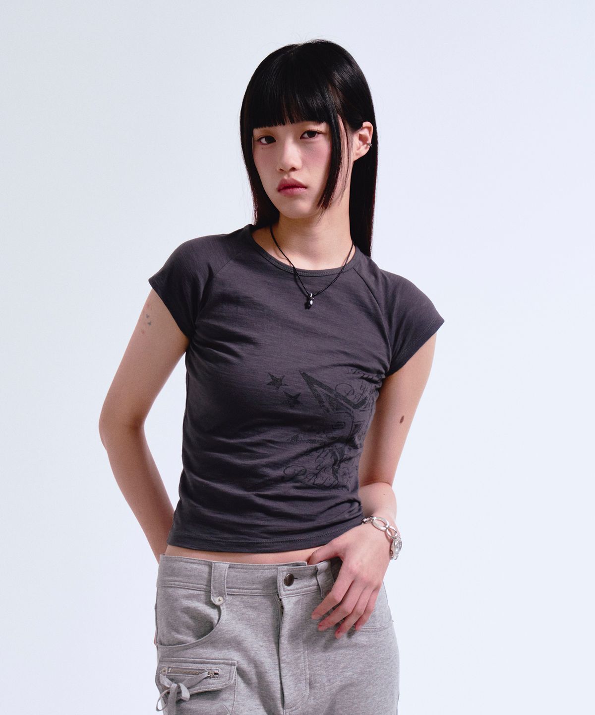 프렌다(PRENDA) 97 STAR VINTAGE CRACK LOGO SLUB RAGLAN TEE CHARCOAL