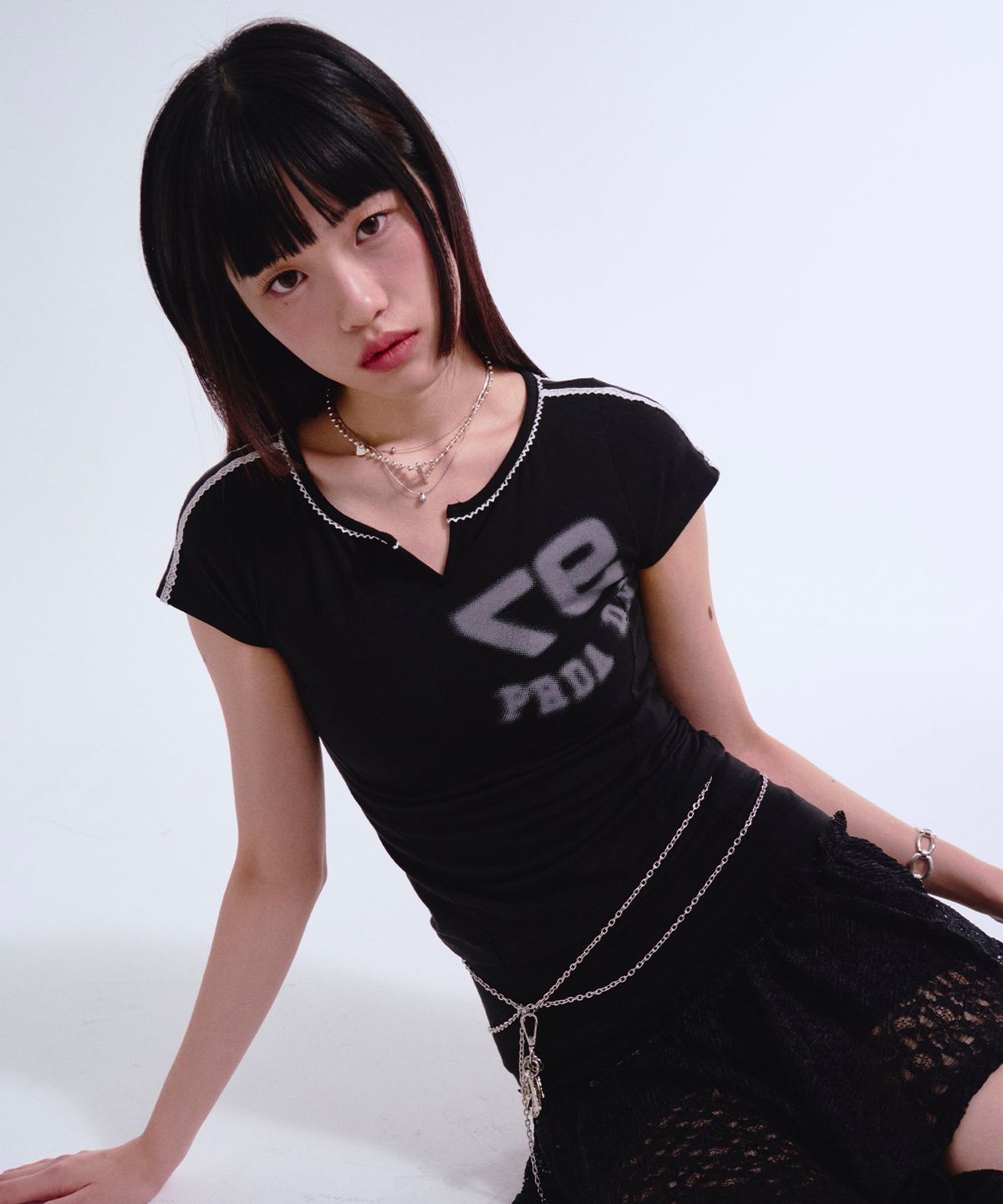 프렌다(PRENDA) 97PDC LOGO LACE NECK TEE BLACK