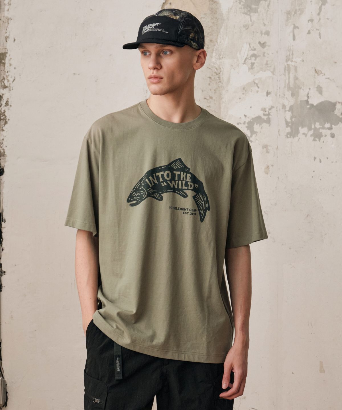 힐리먼트(HELEMENT) 와일드 피쉬 그래픽 반팔티셔츠 (KHAKI)