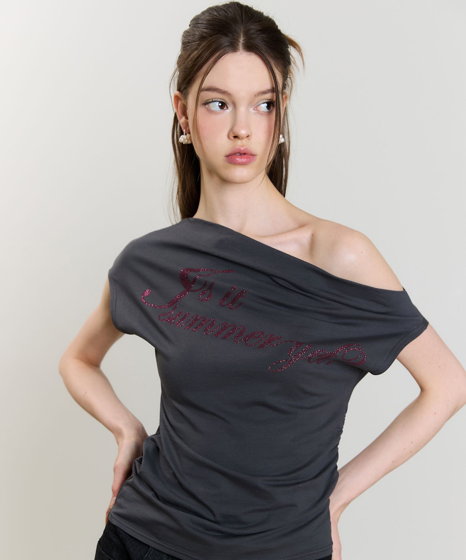 【LUV IS TRUE】正規品 送料無料 SM GLITTER OFFSHOULDER TEE MUSINSA公式 | LUV IS TRUE SM GLITTER OFFSHOULDER TEE(2COLOR)