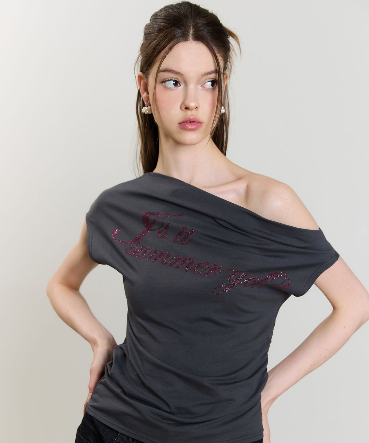 러브이즈트루(LUVISTRUE) SM GLITTER OFFSHOULDER TEE(CHARCOAL)