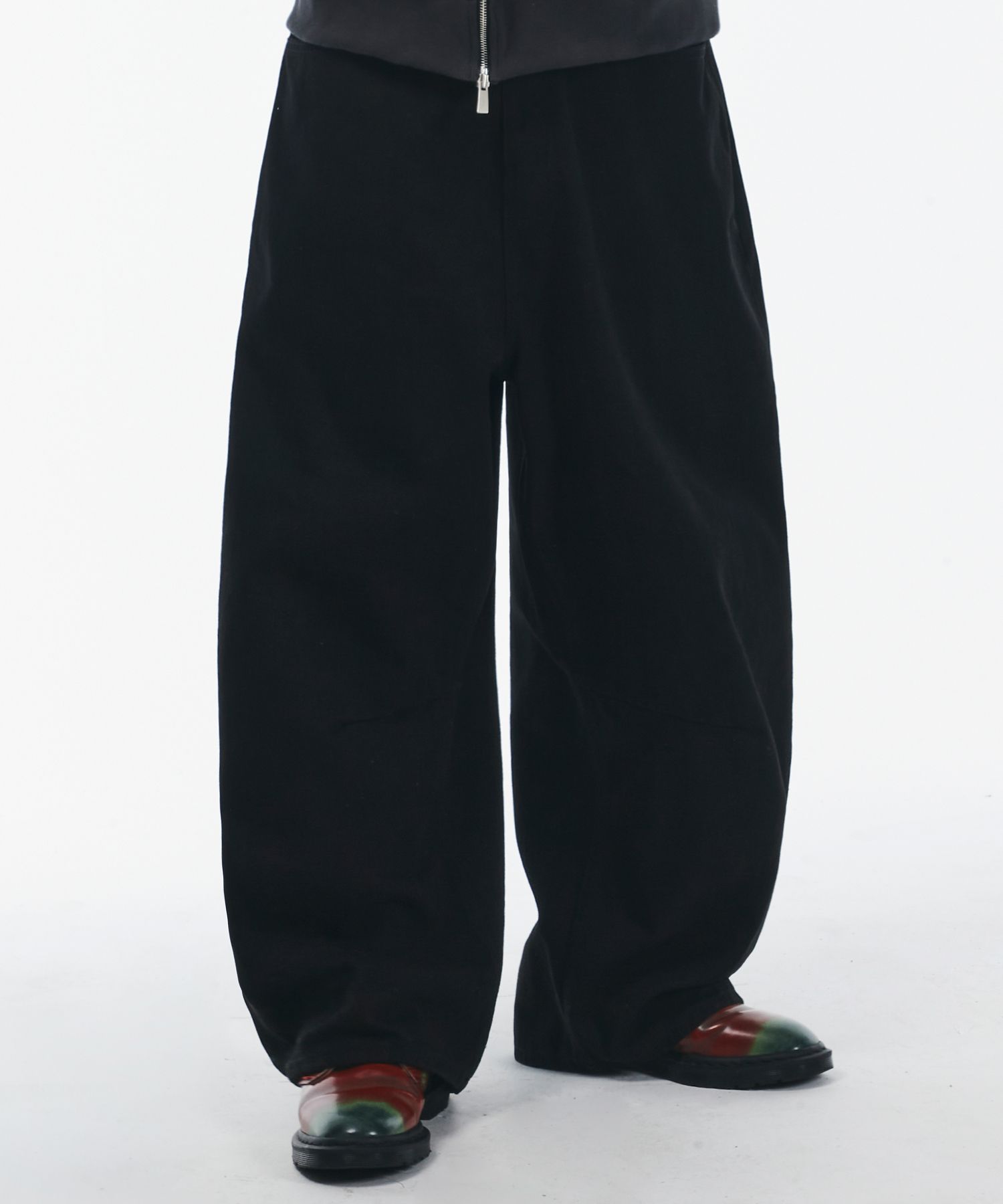 MUSINSA | SIGNATURE Wide Curved Dart Cotton Pants [Black]