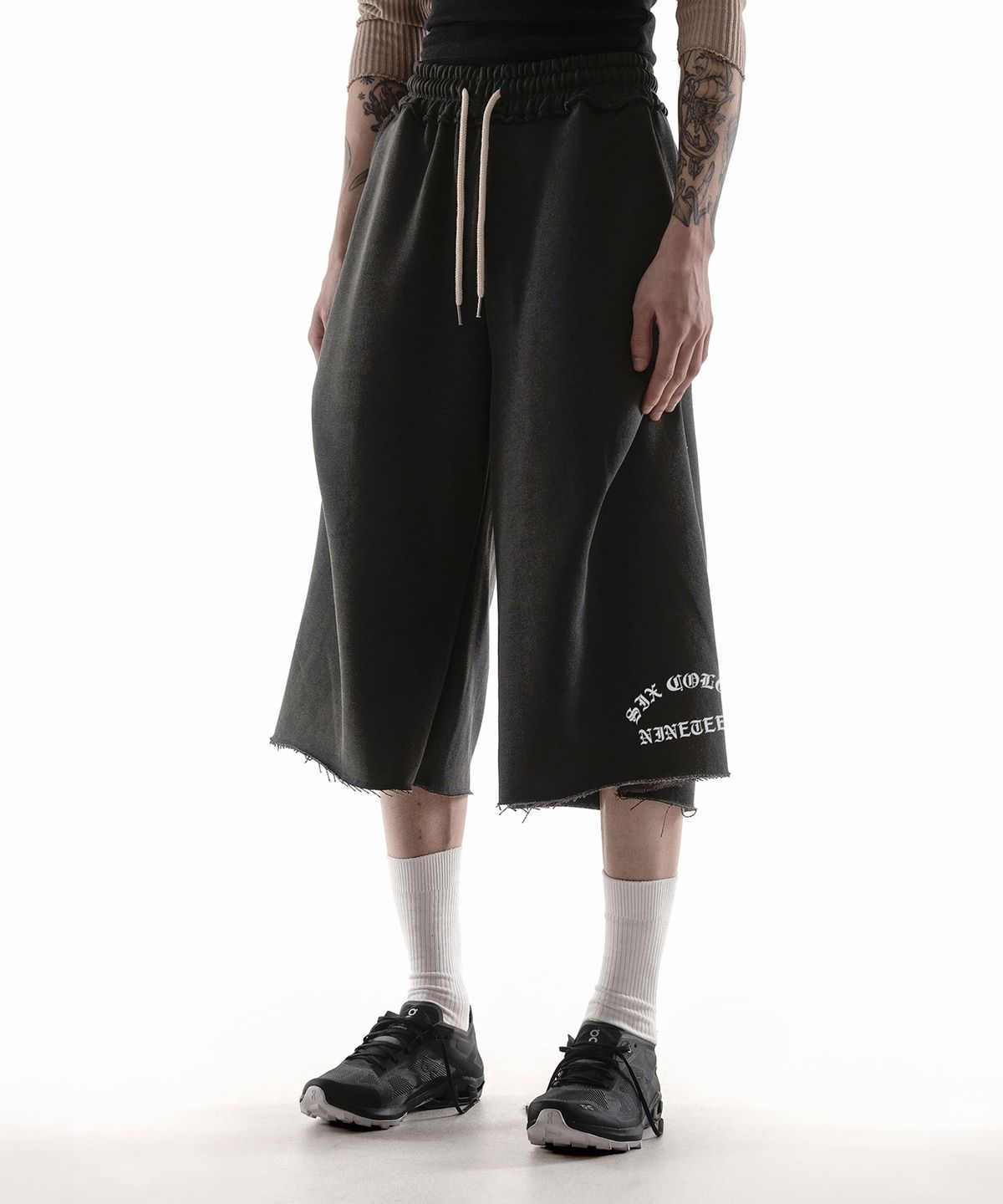 팬쇼(FANSHOW) ARCH SCN GEOMETRY 3/4 SWEAT PANTS - PIGMENT BLACK
