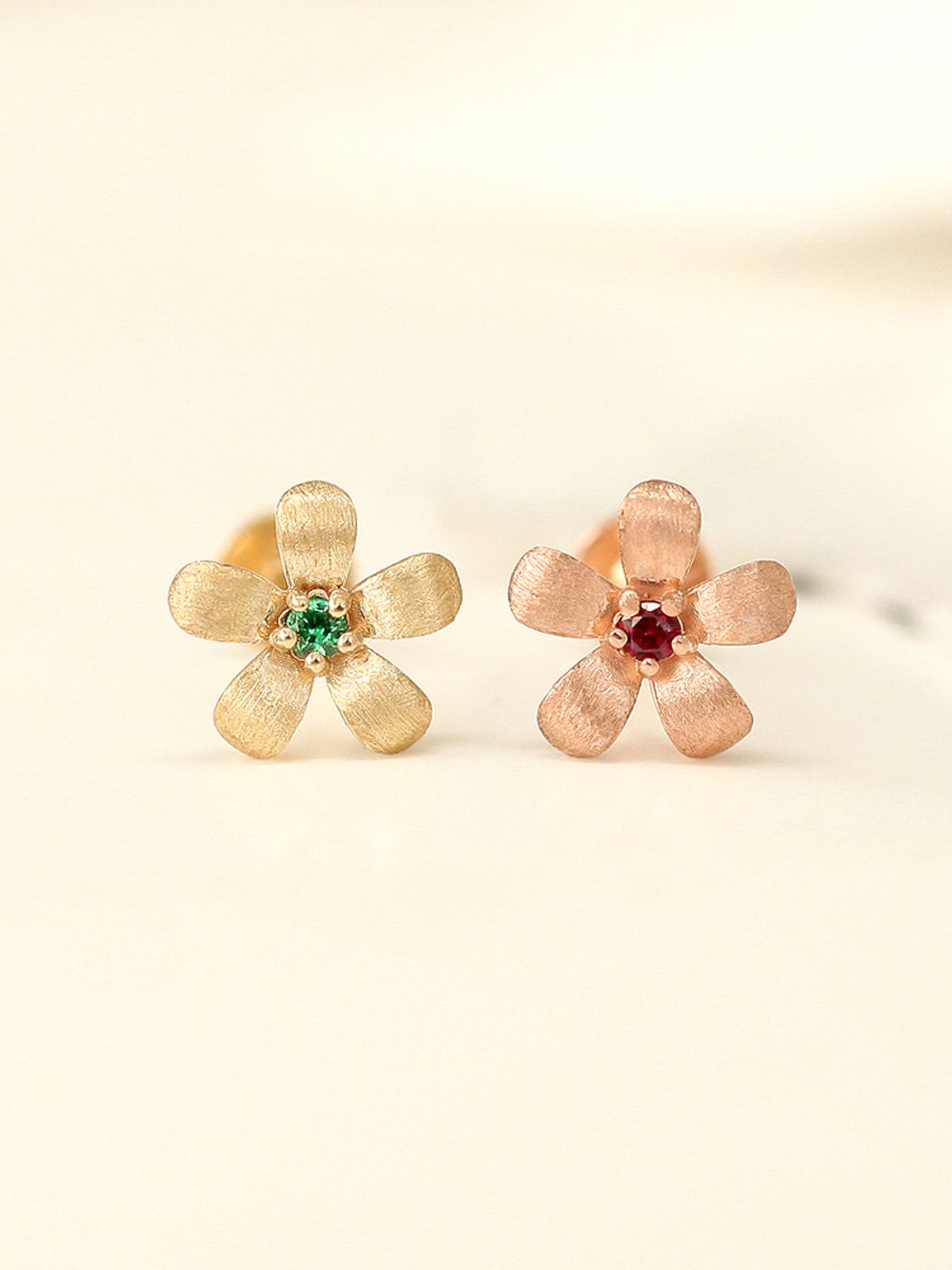 미니멀피어싱(MINIMALPIERCING) 14K 다섯꽃잎 무광 플라워 라블렛 피어싱