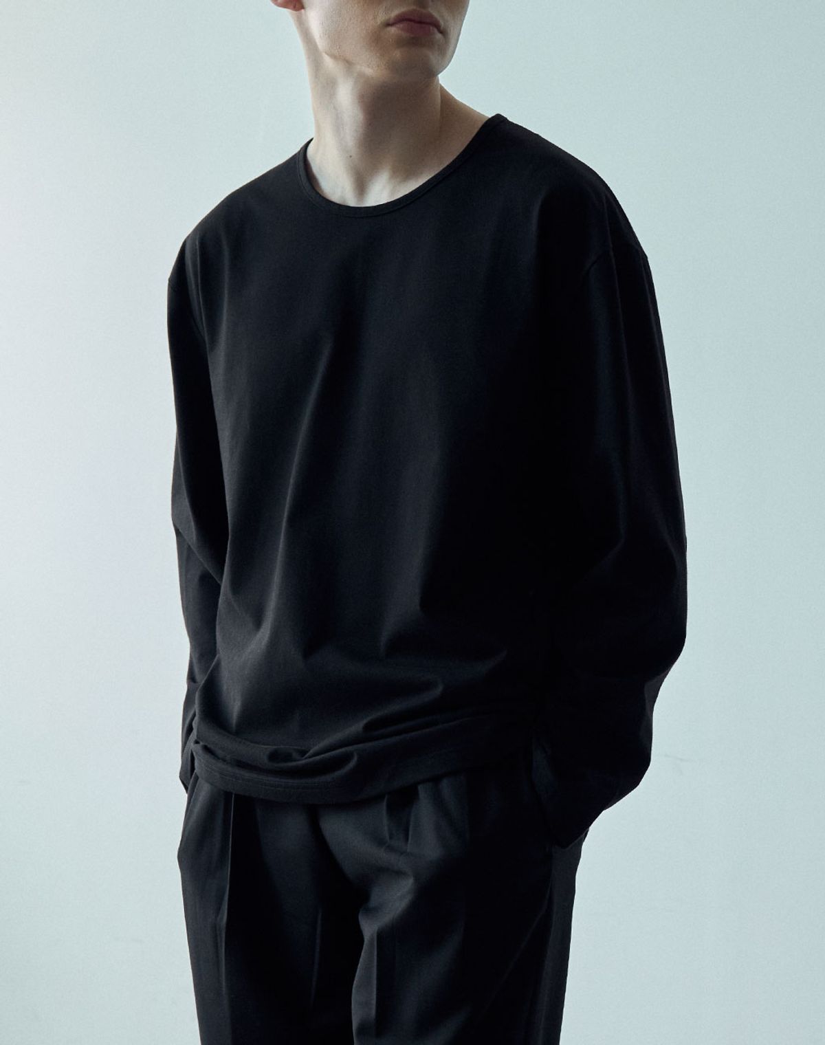 메르고(MERGO) 스쿱넥 롱슬리브 티셔츠 [블랙]