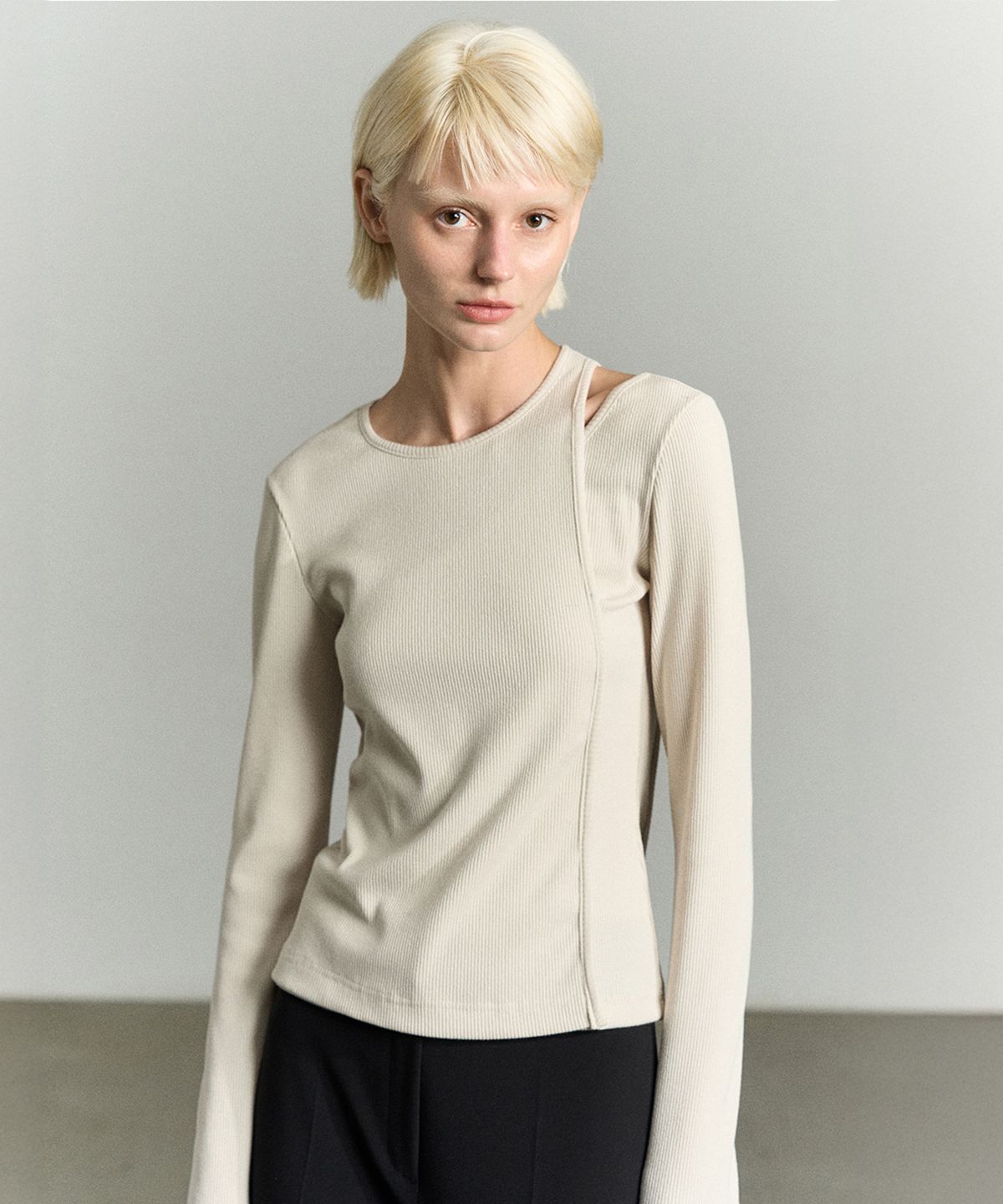 리이(RE RHEE) CUT OUT LAYERED TOP CREAM