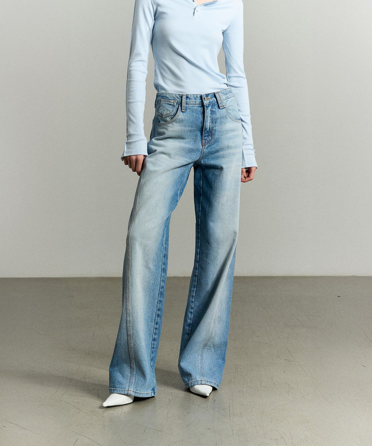 리이(RE RHEE) ASYMMETRIC SEAM WASHED DENIM JEAN