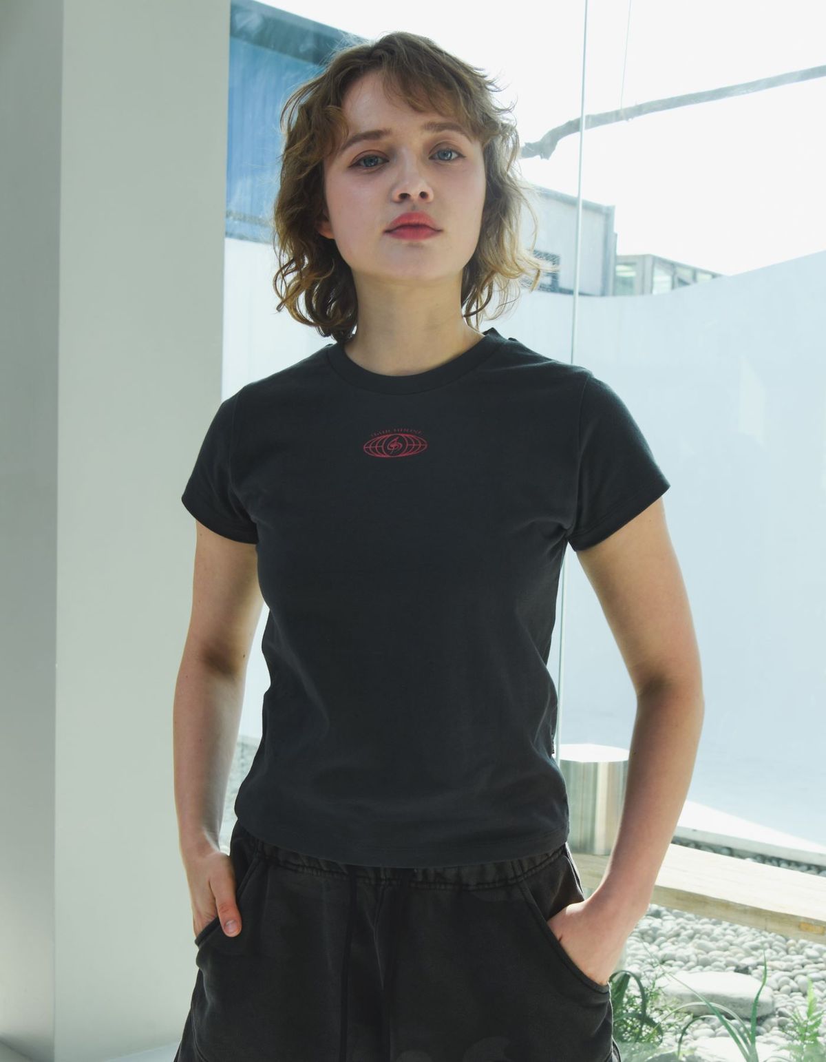바쥬비쥬(BAJOO BIJOO) BABIHOUSE CROP T-SHIRT [CHACOAL]
