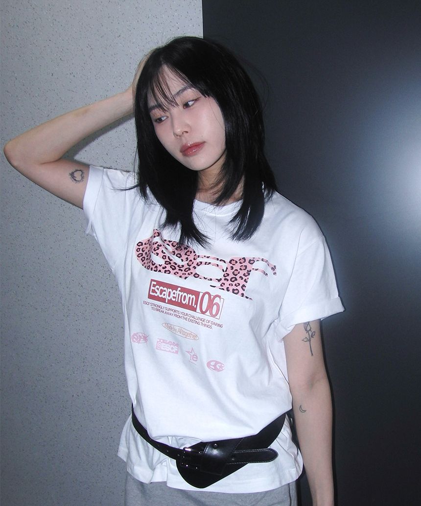 Tシャツ・カットソー ESCAPEFROM ESCF LOGO COLLAGE PRINT SLIMFIT T-shirt ESCAPEFROM] Strawberry Dot ESCF Logo Collage Print Slim Fit