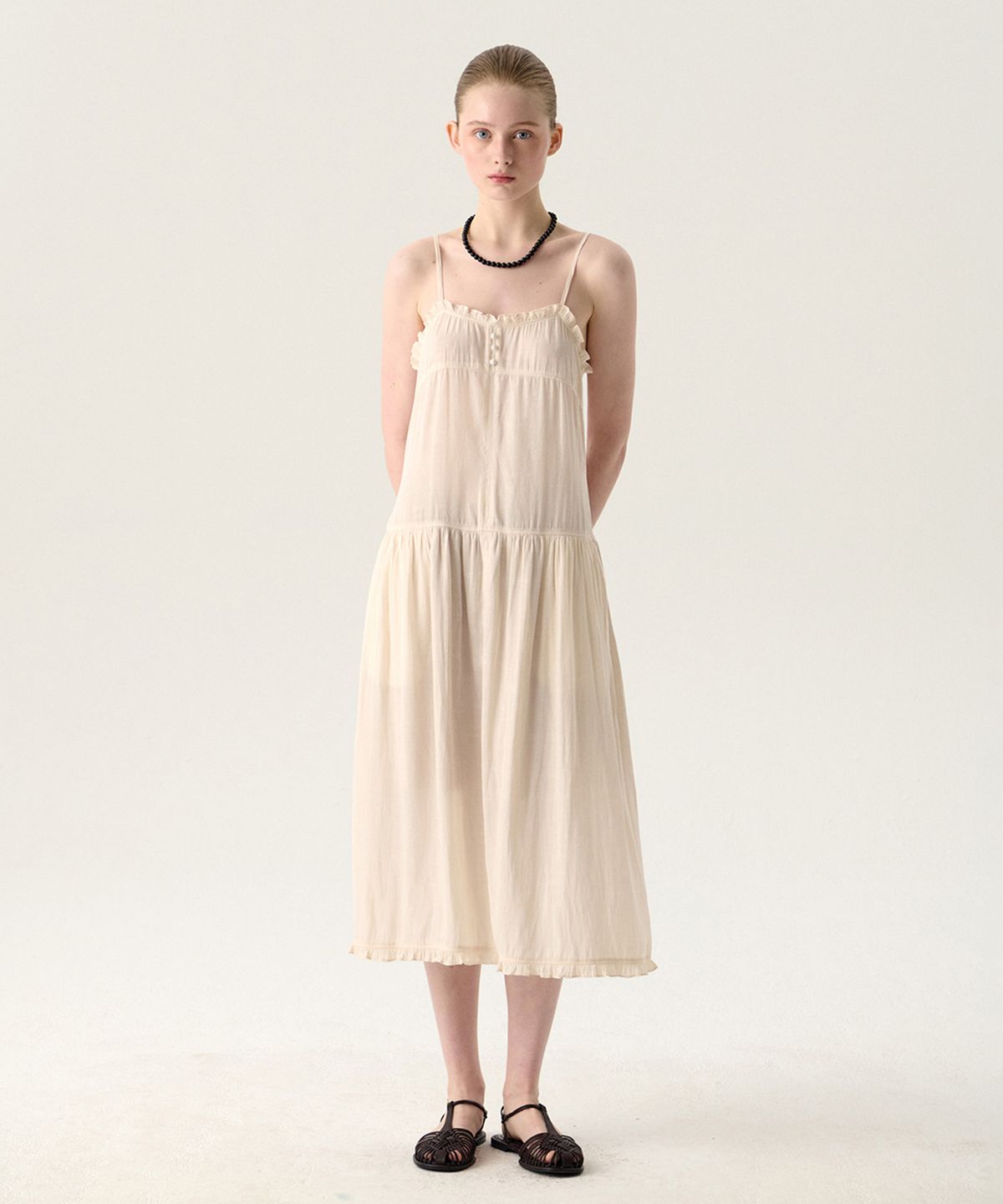 튜드먼트(TTUDEMENT) SATIN STRAP MIDI DRESS CREAM