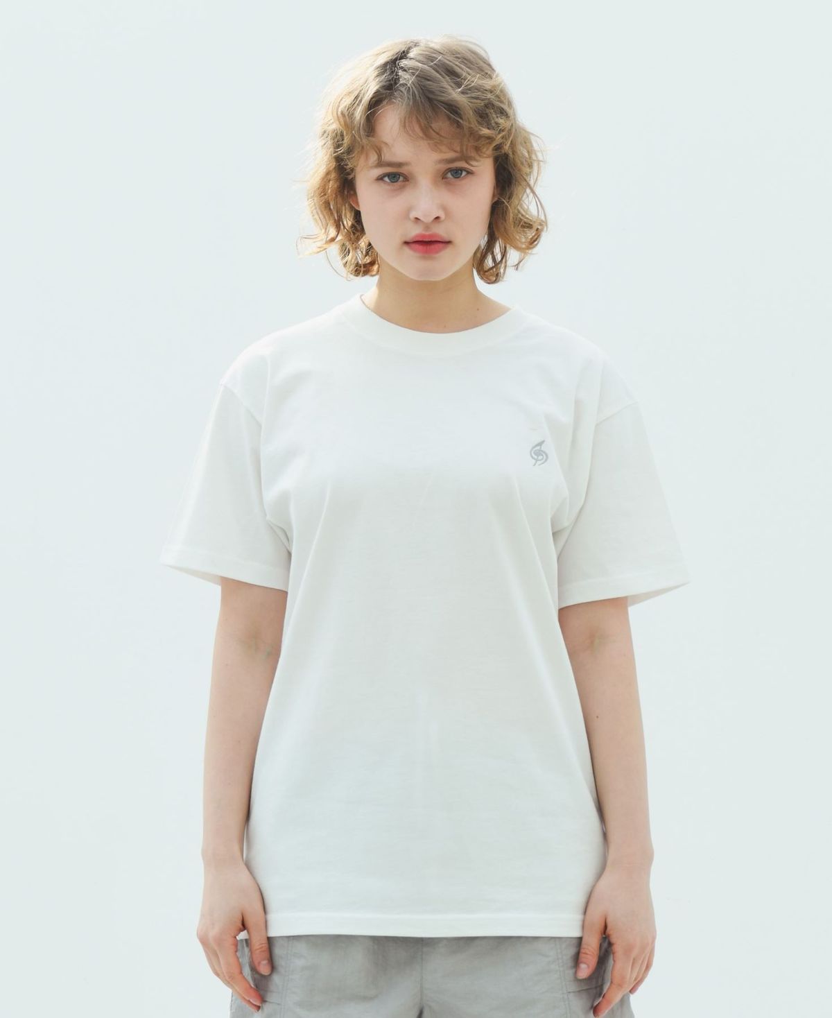 바쥬비쥬(BAJOO BIJOO) LOGO PRINT T-SHIRT [WHITE]