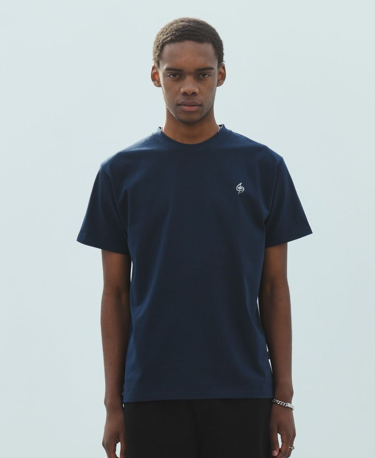 바쥬비쥬(BAJOO BIJOO) LOGO PRINT T-SHIRT [NAVY]