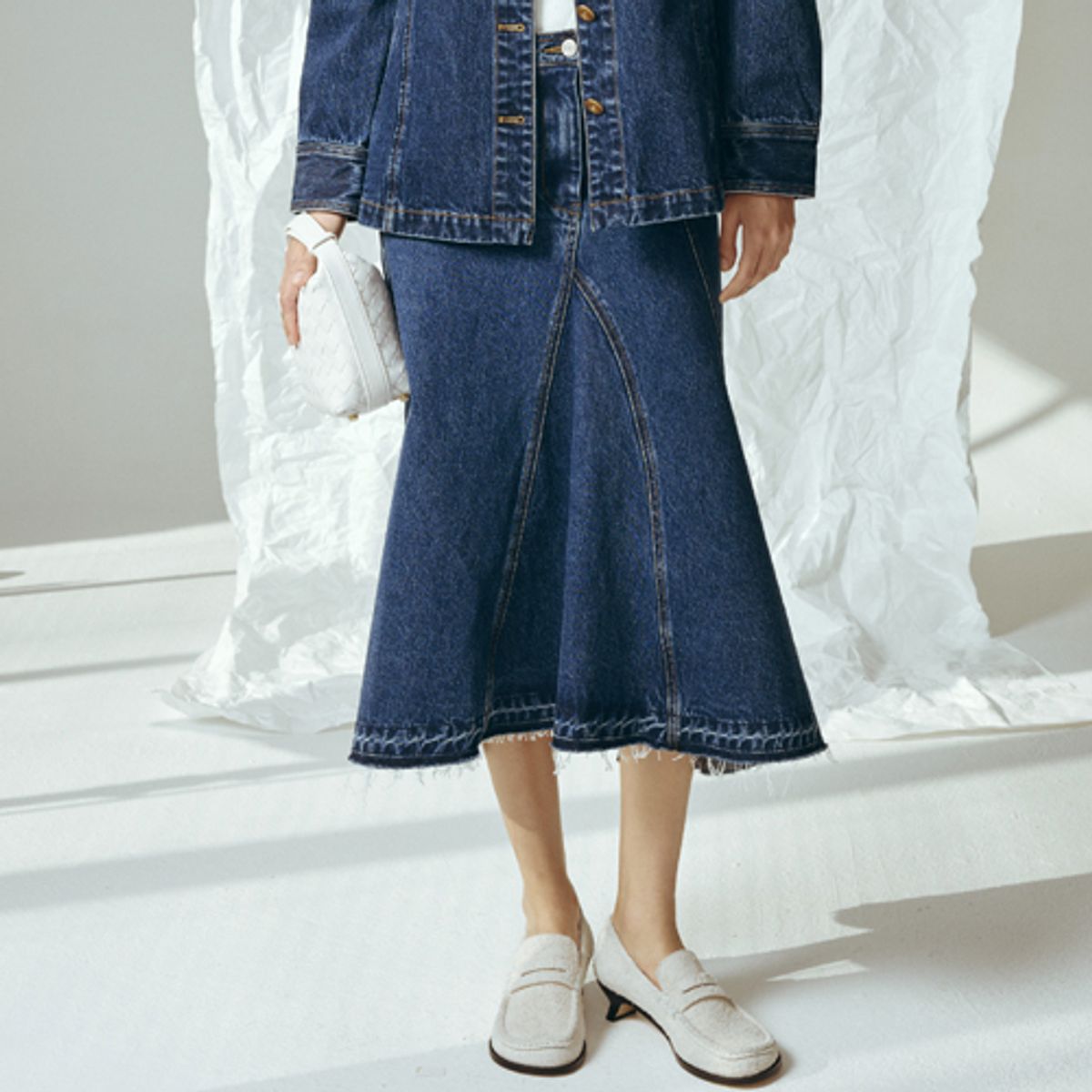 리아트(LIA.T) 리아트 언발란스 절개 데님 스커트
