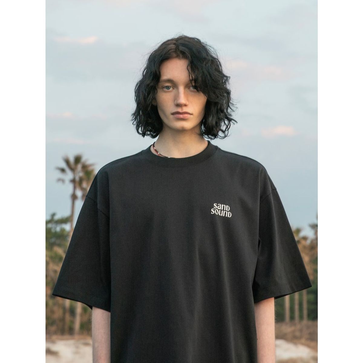 샌드 사운드(SAND SOUND) (UNISEX) 비치 그래픽 오버핏 반팔 티셔츠  블랙