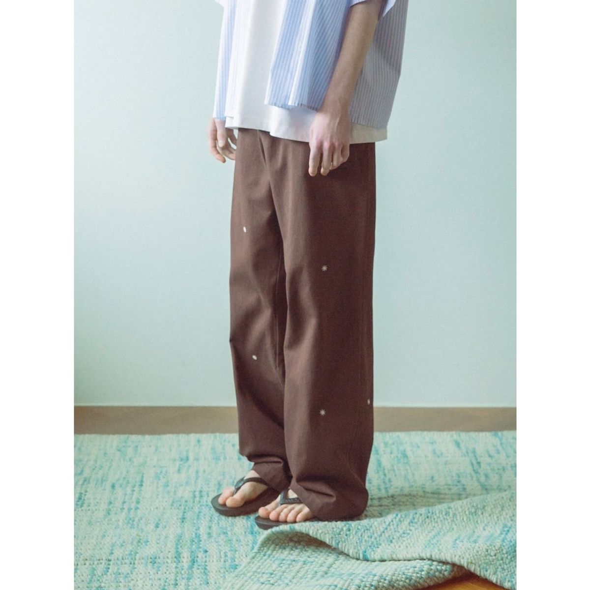 샌드 사운드(SAND SOUND) (UNISEX) 자수 디테일 코튼 팬츠  브라운