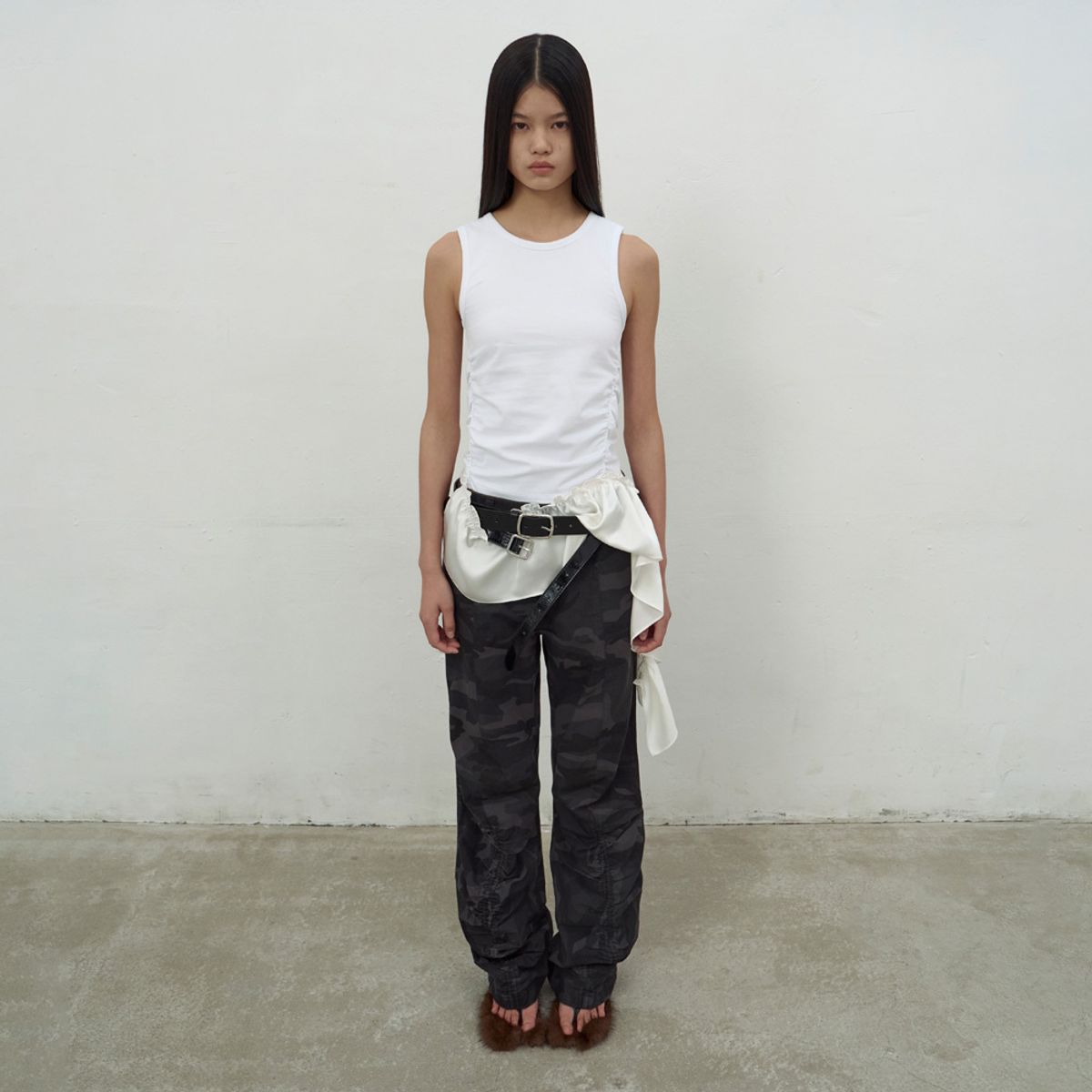 엘씨디씨티엠(LCDC™) SATIN FRILL SLEEVELESS TOP (WHITE)
