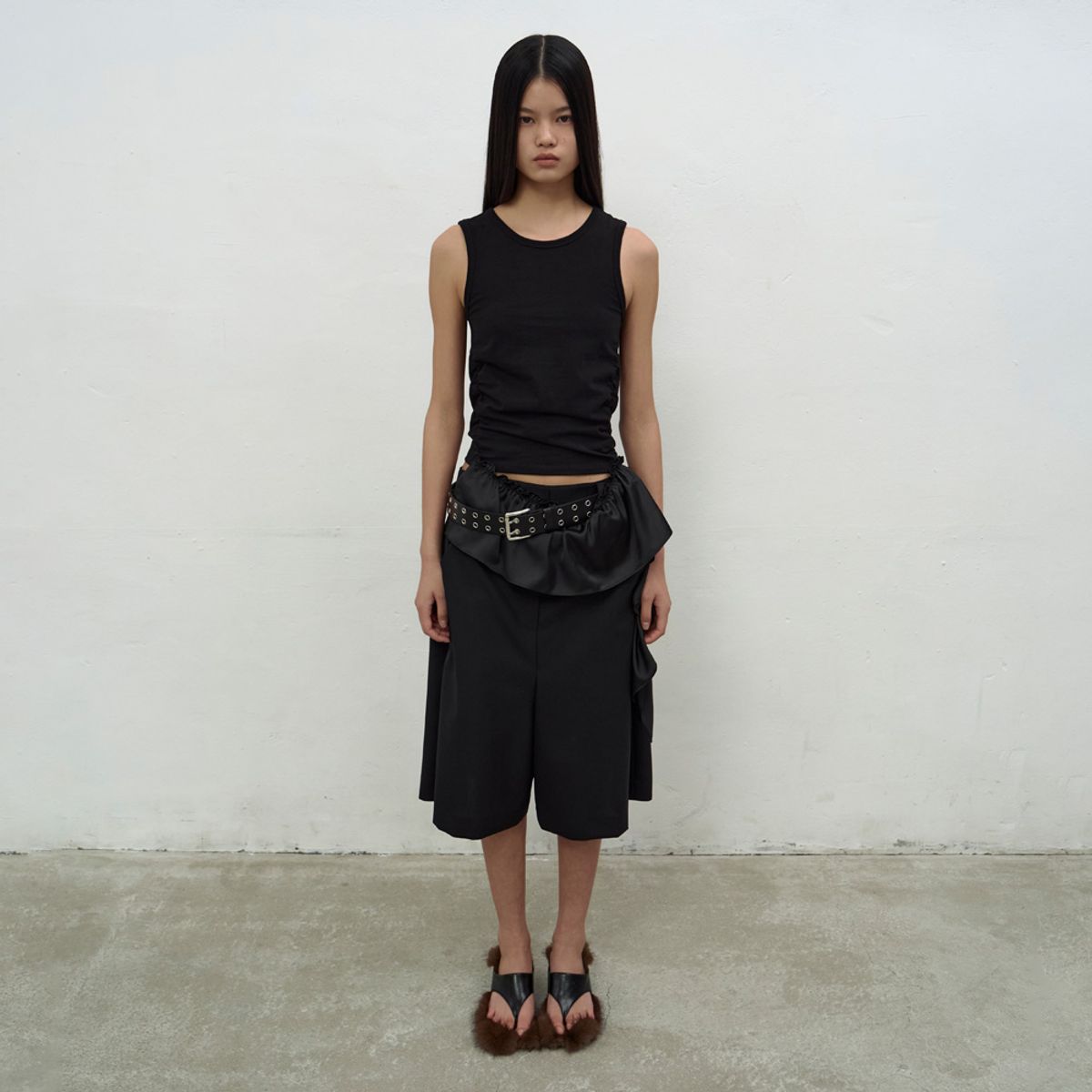엘씨디씨티엠(LCDC™) SATIN FRILL SLEEVELESS TOP (BLACK)