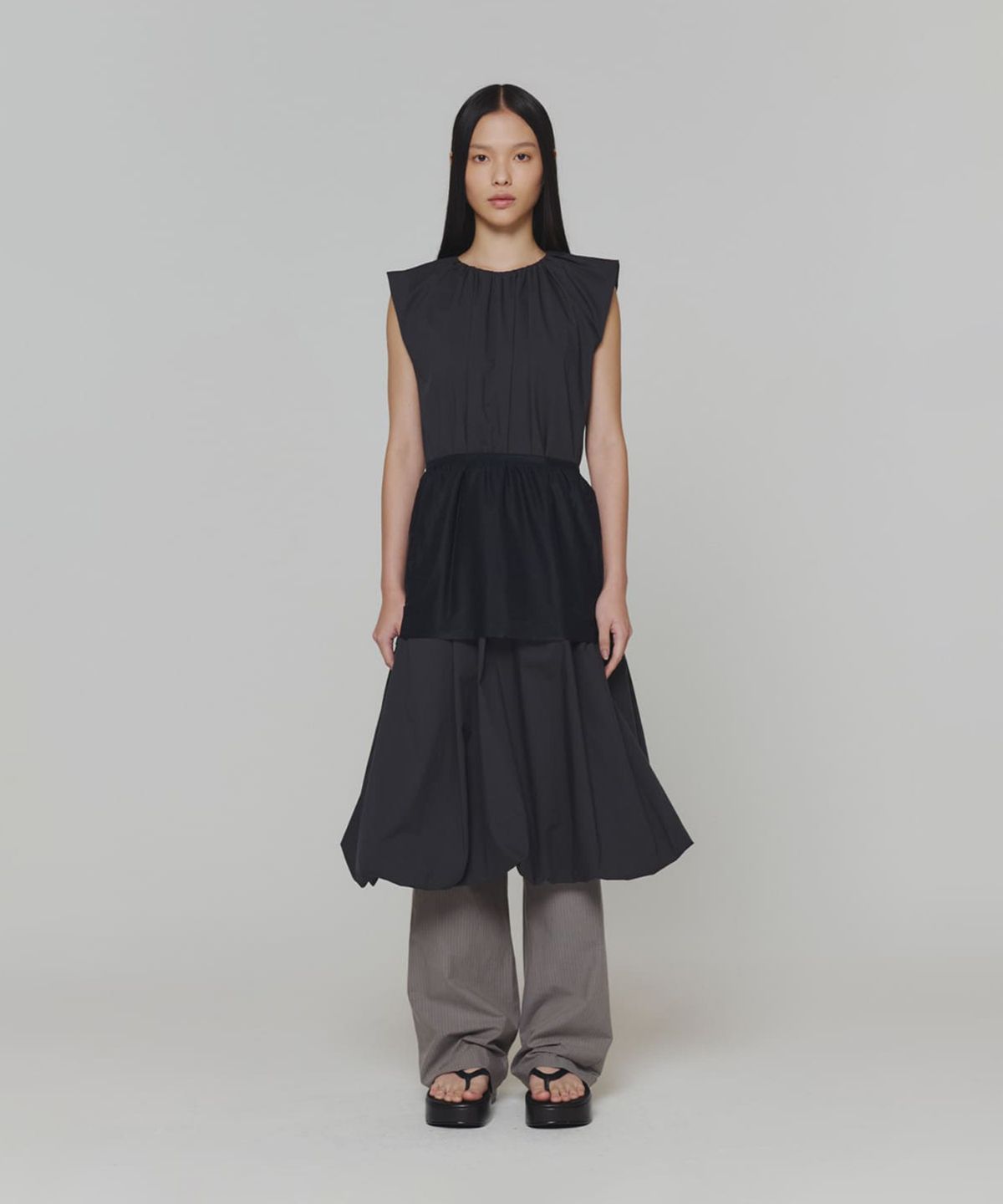 아모멘토(AMOMENTO) COTTON VOLUME SHIRRING DRESS_CHARCOAL
