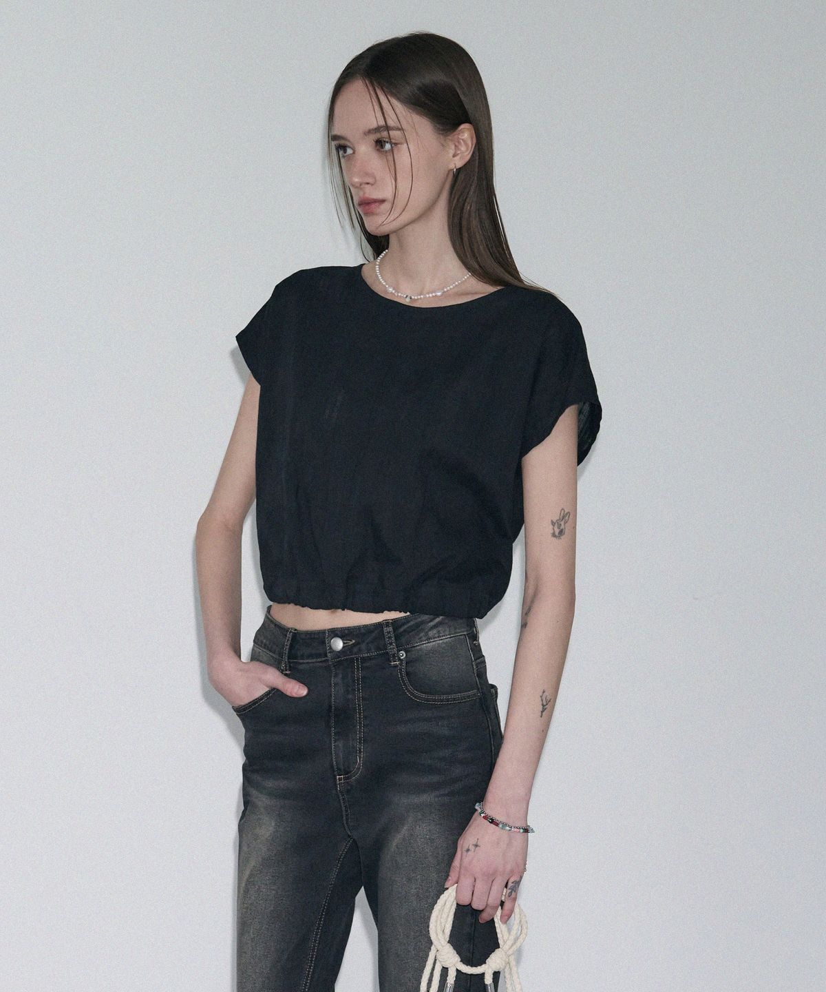 레더리(LEATHERY) 레이스 캡 슬리브 탑 [BLACK]
