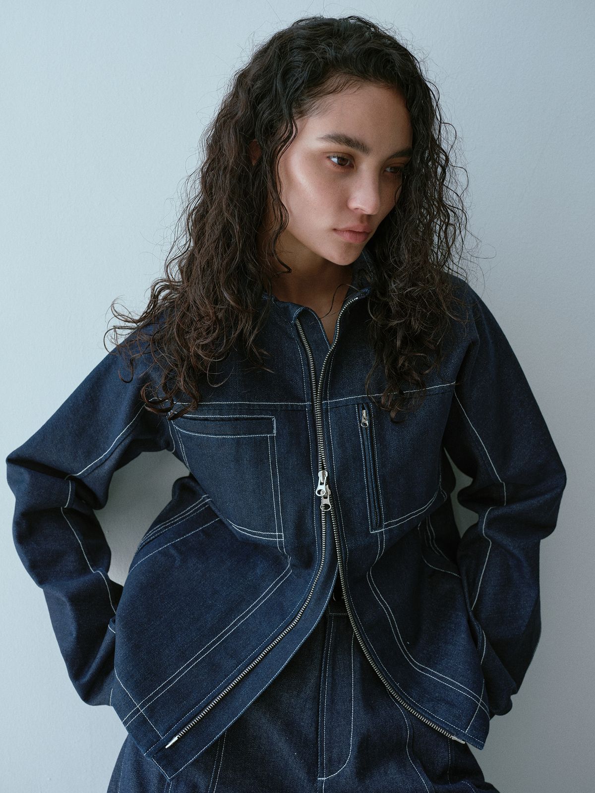 콥키노(KOBKINO) CURVERD DENIM JACKET (DARK BLUE)