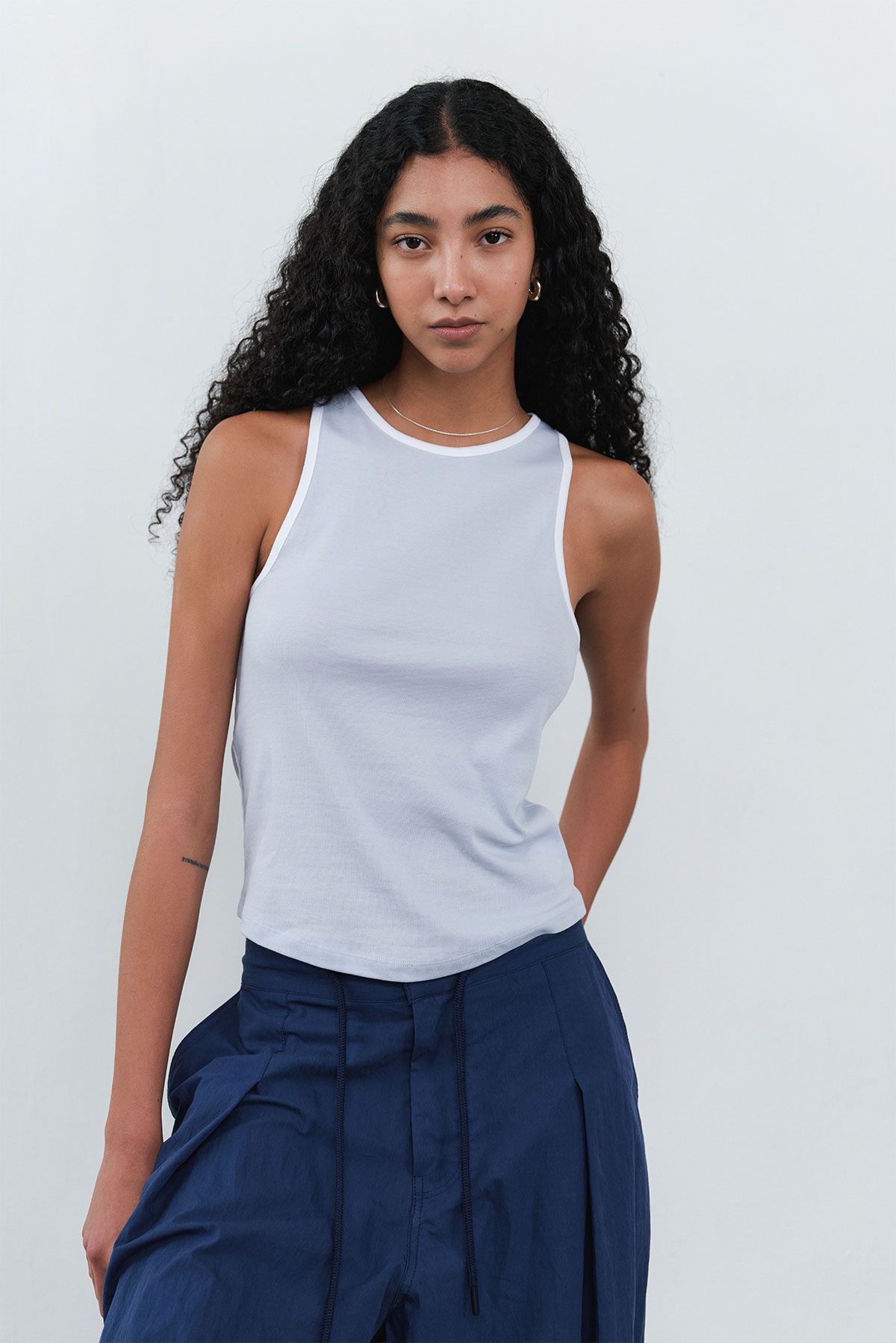 콥키노(KOBKINO) HALTER SLEEVELESS TOP (BLUE) - ESSENTIAL
