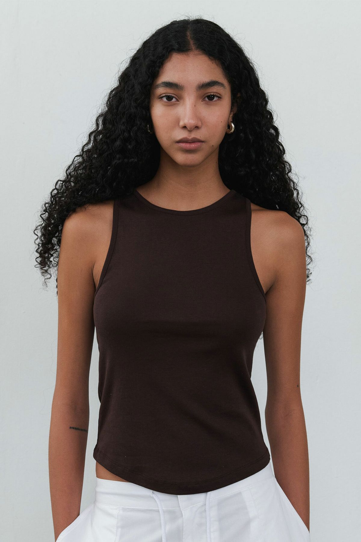 콥키노(KOBKINO) HALTER SLEEVELESS TOP (BROWN) - ESSENTIAL