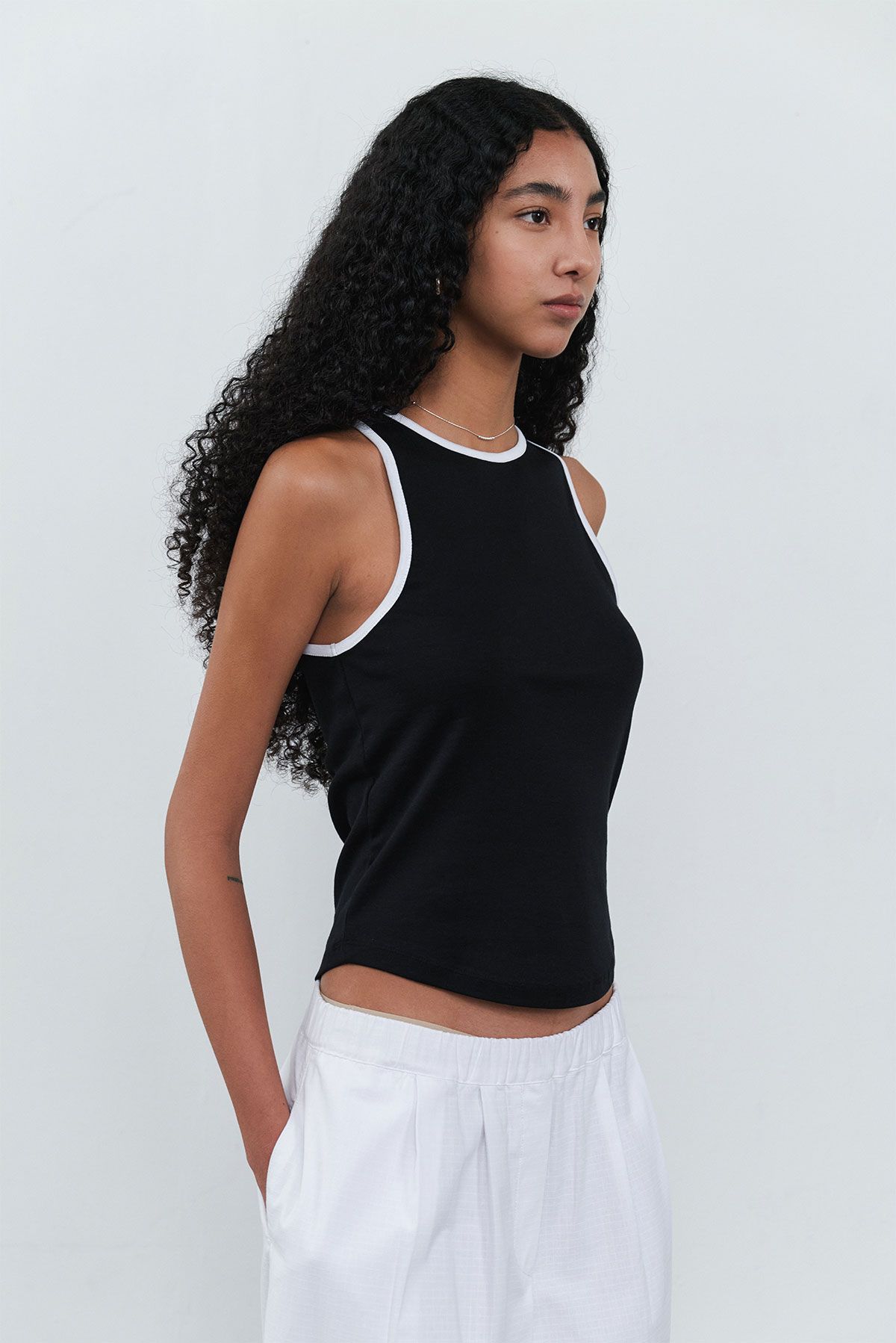 콥키노(KOBKINO) HALTER SLEEVELESS TOP (BLACK) - ESSENTIAL