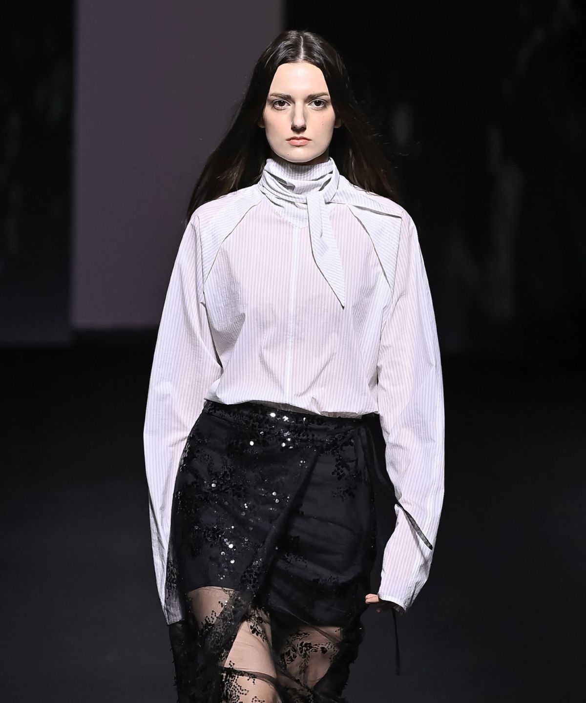 리이(RE RHEE) TIE-NECK STRIPPED BLOUSE