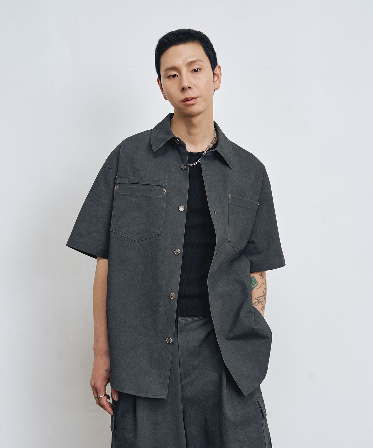 엘엠알(LMR) 피그먼트 투 포켓 하프 셔츠 CHARCOAL