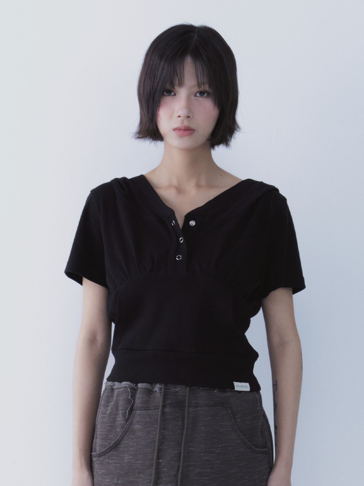 쎄쎄쎄(SETSETSET) SUMMER THREE BUTTON HOODIE BLACK
