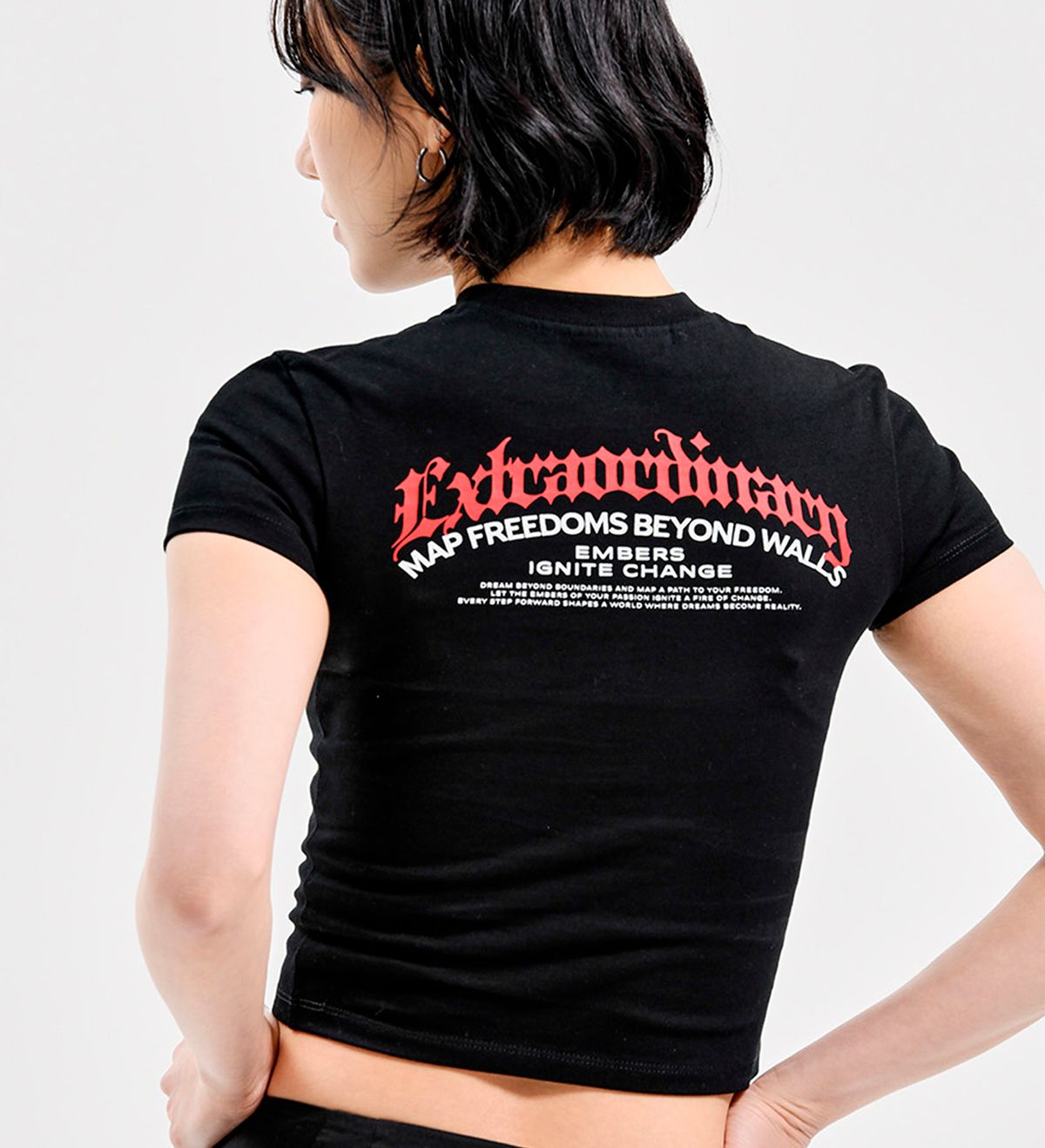 엑스트라오디너리(EXTRAORDINARY) W BLACK LETTER LOGO TEE BLACK