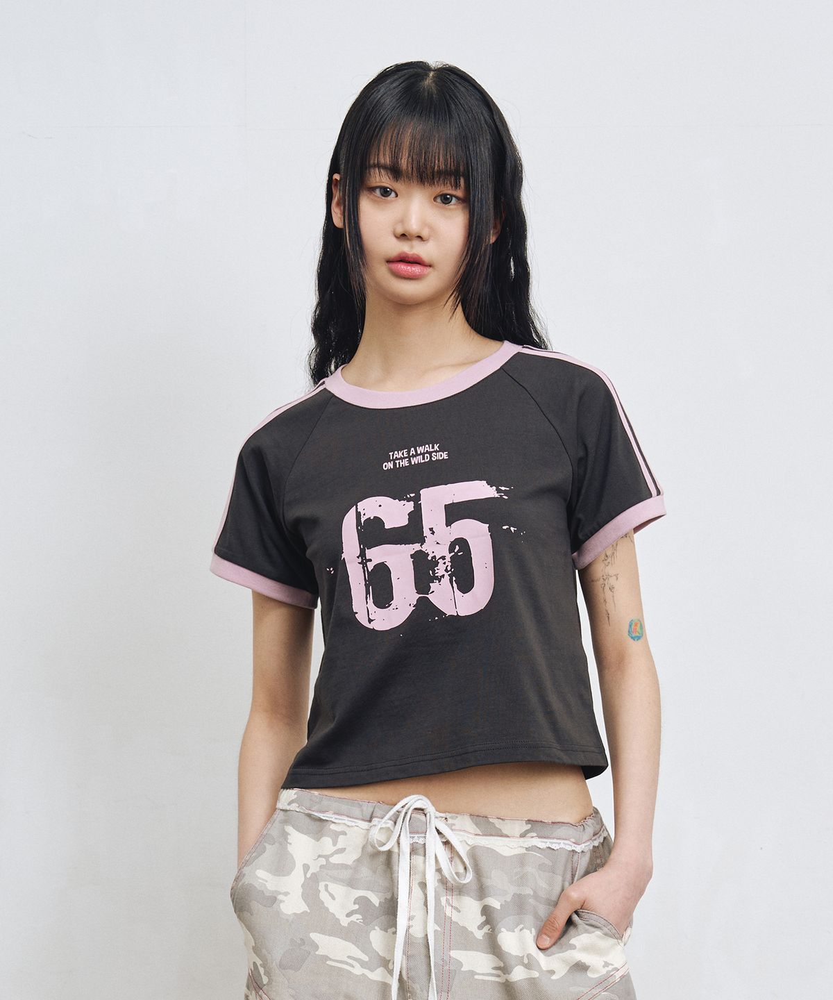 엘엠알(LMR) 넘버 레터링 크롭 링거 티셔츠 CHARCOAL
