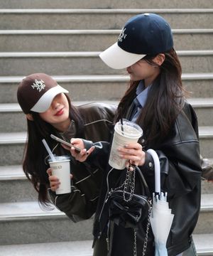 메종246 SIGNATURE OVERFIT BALLCAP 남녀공용 챙이 긴 볼캡 오버핏 야구모자 MIX BROWN