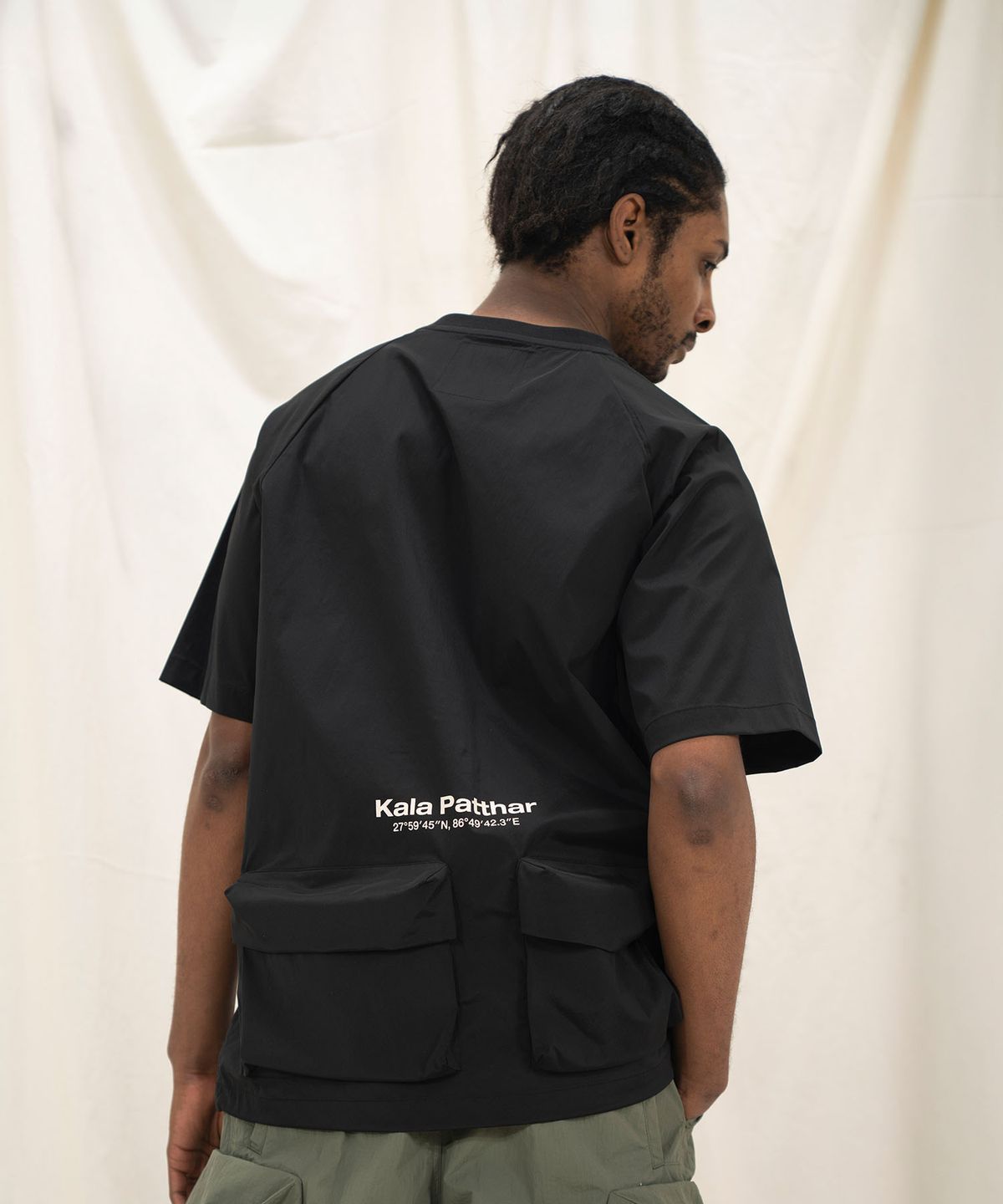 칼라파타르(KALAPATTHAR) Woven Logo Back Pocket T-Shirt - Black