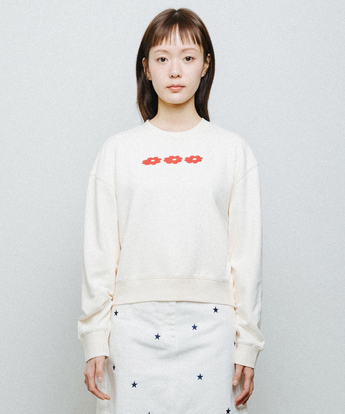 데이지신드롬(DAISY SYNDROME) TRIPLETS CROP SWEATSHIRT cream