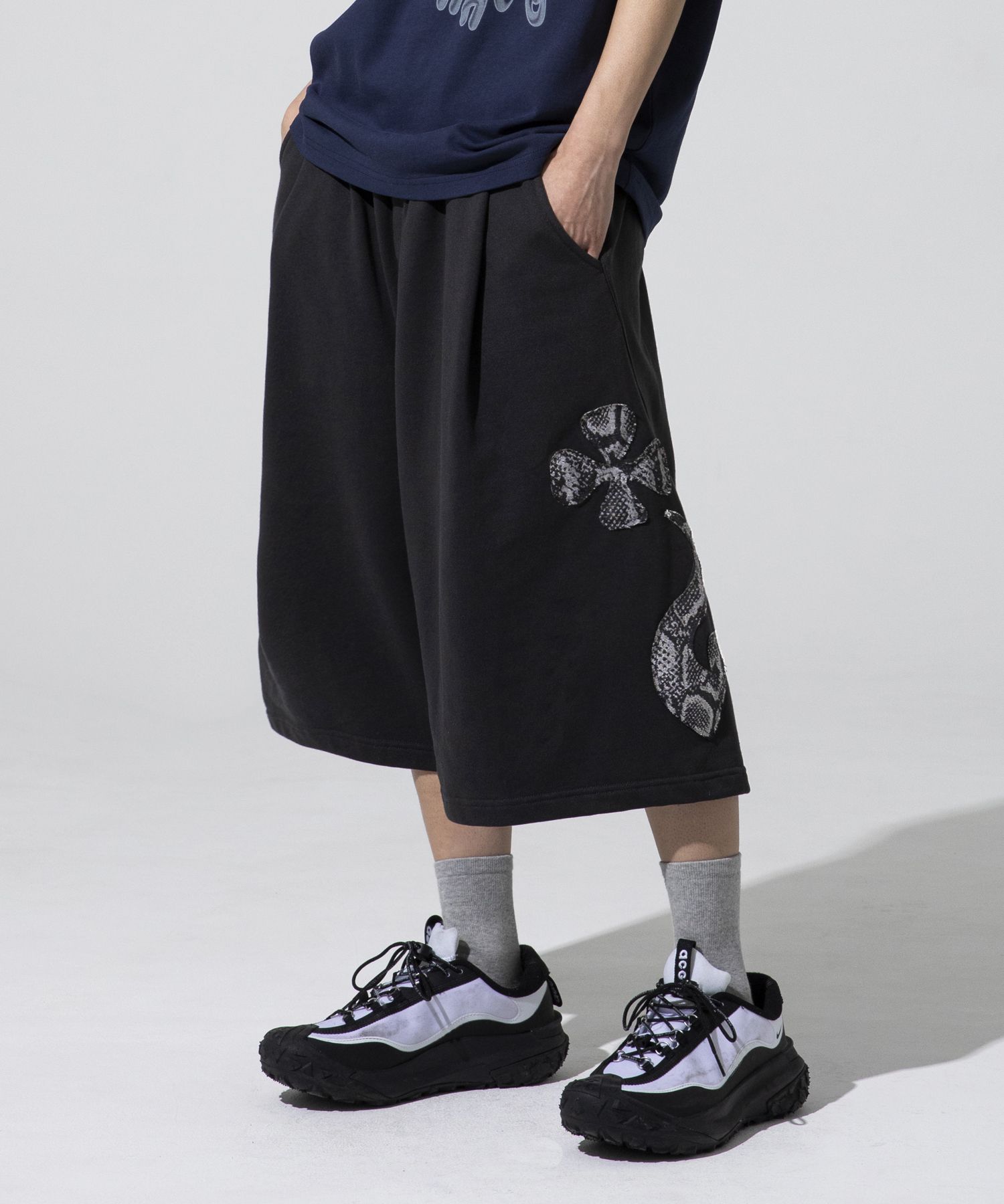 [XTONZ] XP290 PYTHON APPLIQUE BERMUDA SWEATPANTS /追跡付 MUSINSA | XTONZ XP290 PYTHON APPLIQUE BERMUDA SWEATPANTS