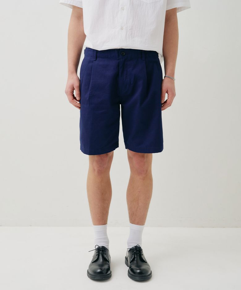 BASIC STANDARD FIT ONE-TUCK SHORTS NAVY