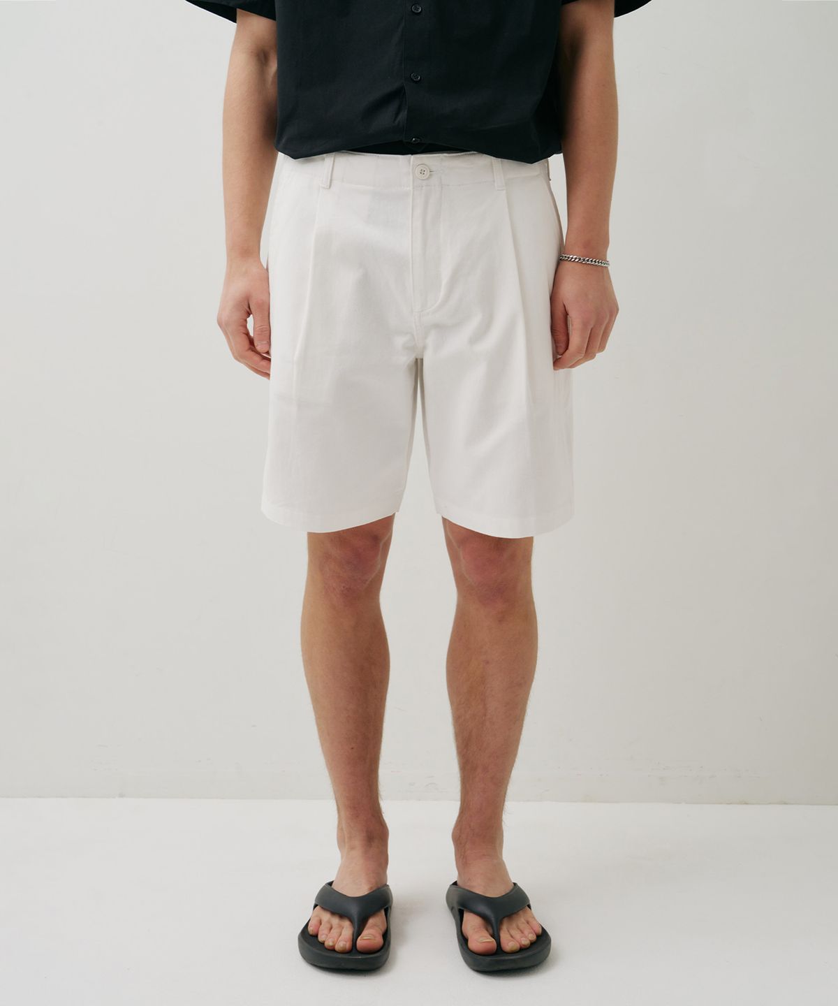 필더스(FIELDERS) BASIC STANDARD FIT ONE-TUCK SHORTS WHITE
