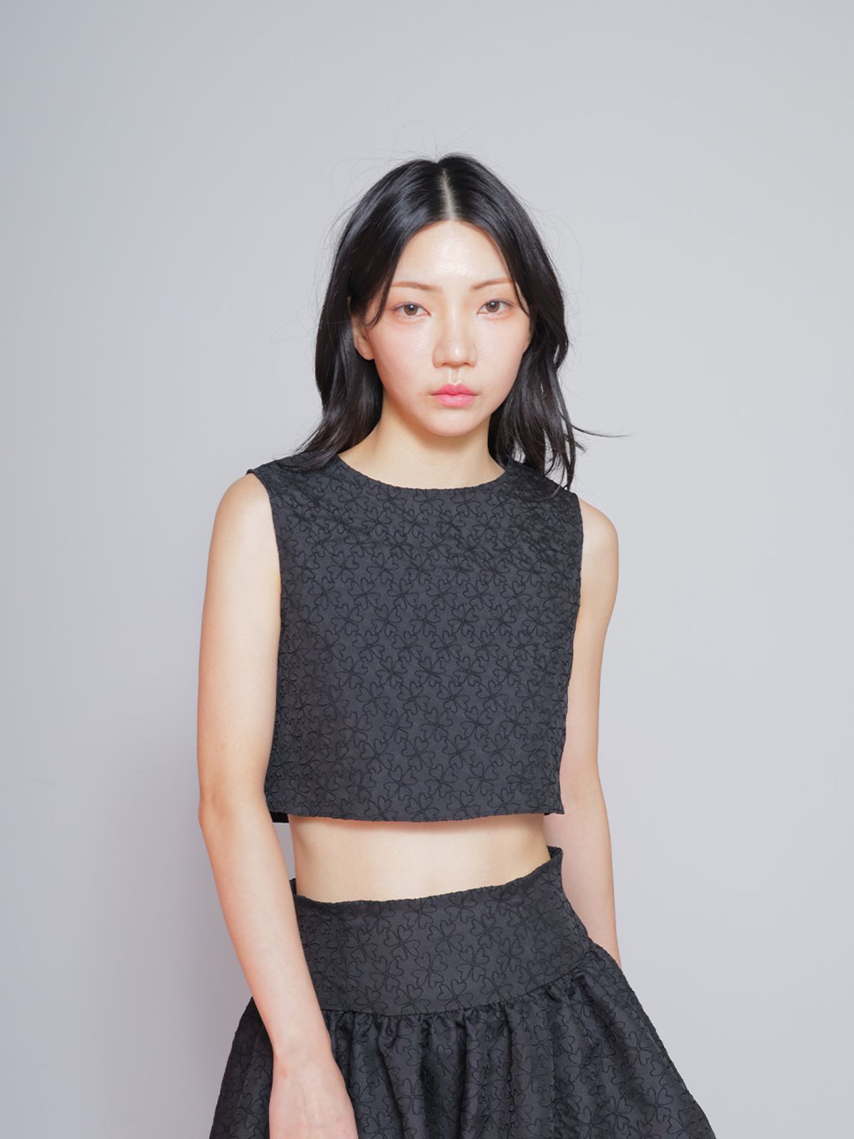 봄날 부티크(BOMNAL BOUTIQUE) 클로버 슬리브리스_블랙